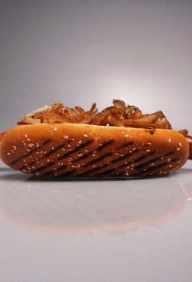Шаурма Саров: Встречайте !Обновленный хот-дог🌭Новая, длинная сосиска, поджаренная на гриле в мягкой булочке с кунжутом🤩Классическое сочетание кетчупа и